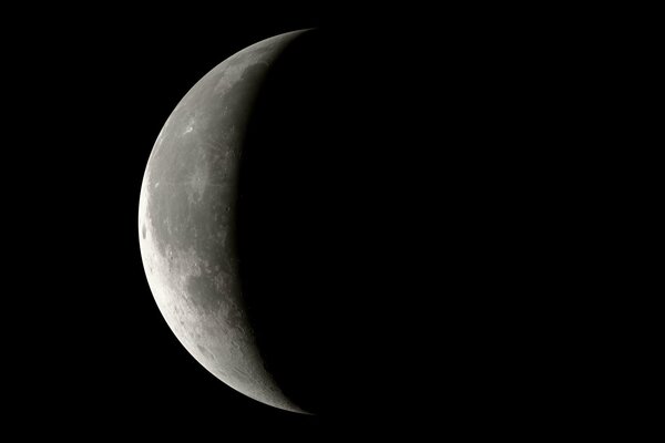 Phase de lune. Satellite dans le télescope