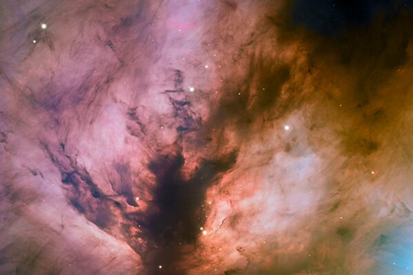 Nebulosa de la liebre negra en el campo rojo