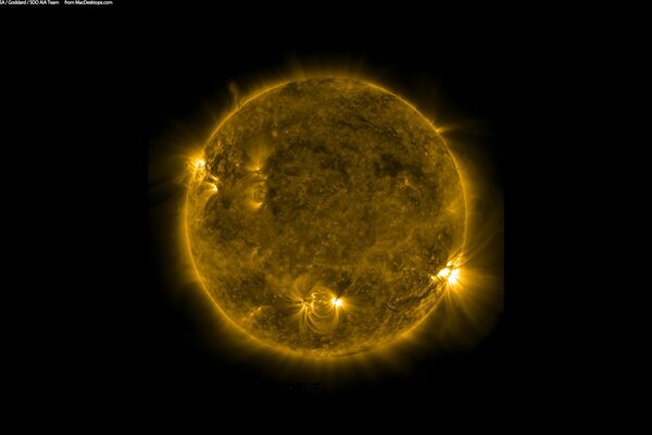 Glühende Sonne auf schwarzem Hintergrund