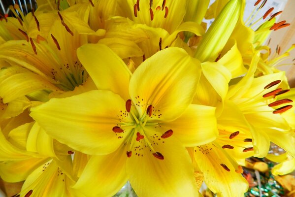 Leuchtend gelbe Lilie Blumensträuße