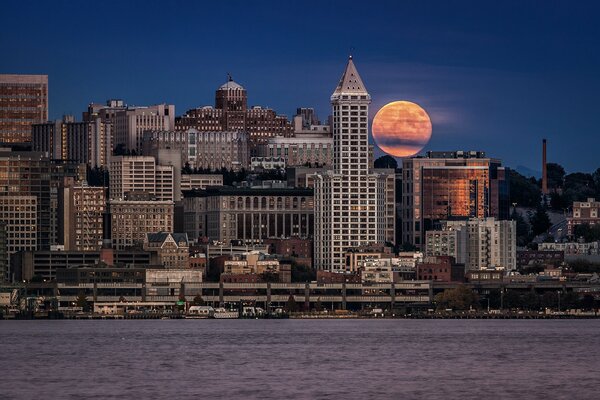 Schöne Stadt mit Mond im Hintergrund