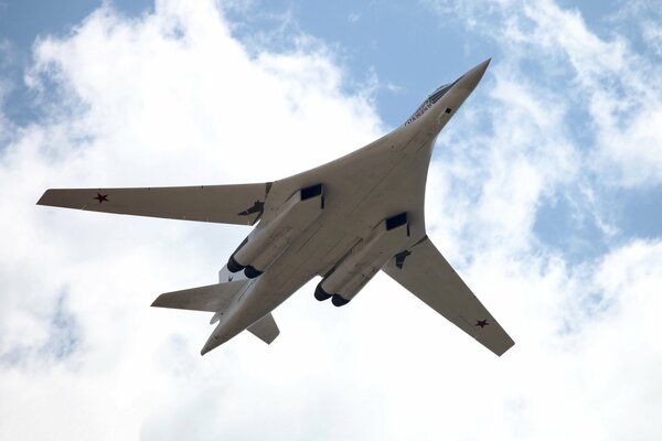 Kämpfer tu-160 geschickt weißer Schwan in den Wolken