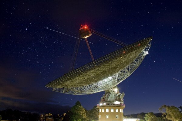 Télescope dirigé vers le ciel étoilé