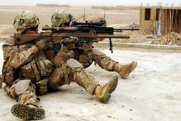 Los soldados con uniformes y armas apuntan a algún lugar