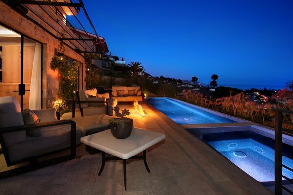 Un lugar donde es bueno. Piscina privada al atardecer