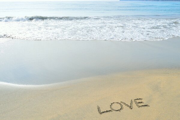 Die Inschrift love am Meer