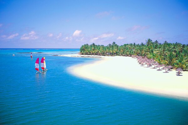 Weißer Sandstrand und blaues Meer