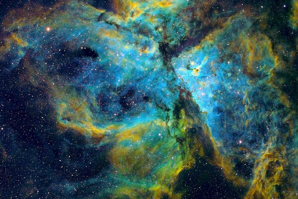 Un cúmulo de estrellas crea una nebulosa azul