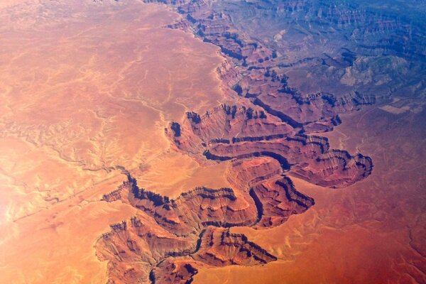 Canyon enorme rosso-marrone in lontananza