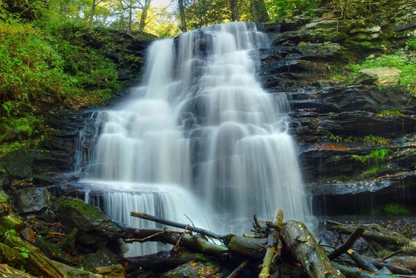 L eau coule sur les rochers