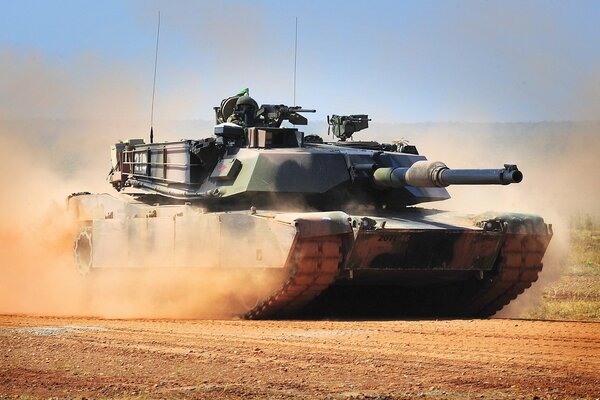 Carro armato abrams in movimento con armamento