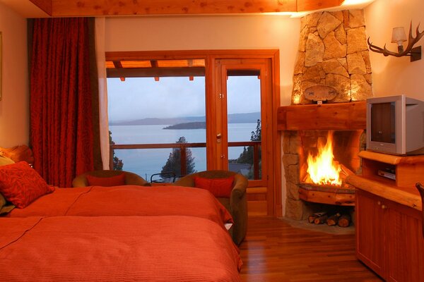 Chambre chaleureuse avec balcon donnant sur le lac