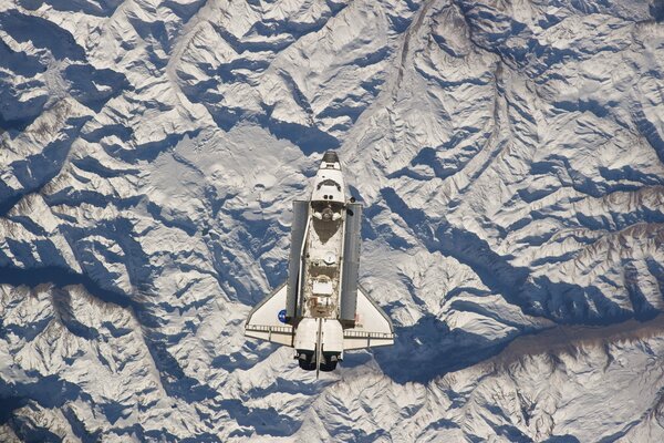 Spazio schatl volare sopra il pianeta