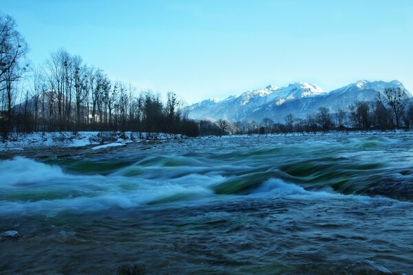 Paesaggio di montagna e foresta con fiume