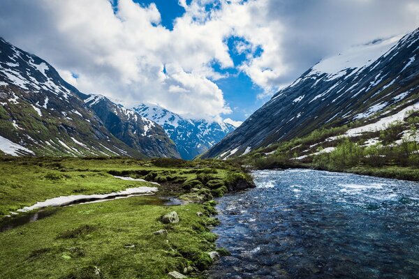 Fiume Norvegese tra le montagne rocciose 