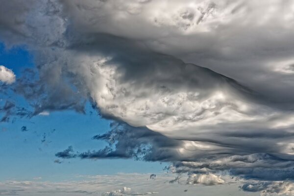 Ungewöhnliche schwere Wolken während eines Sturms