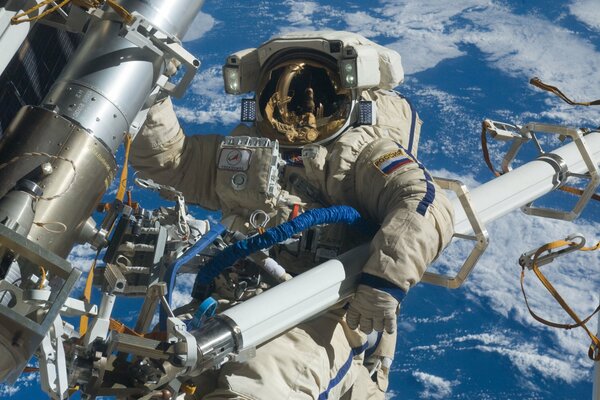 Foto di un astronauta che fa un lavoro nello spazio