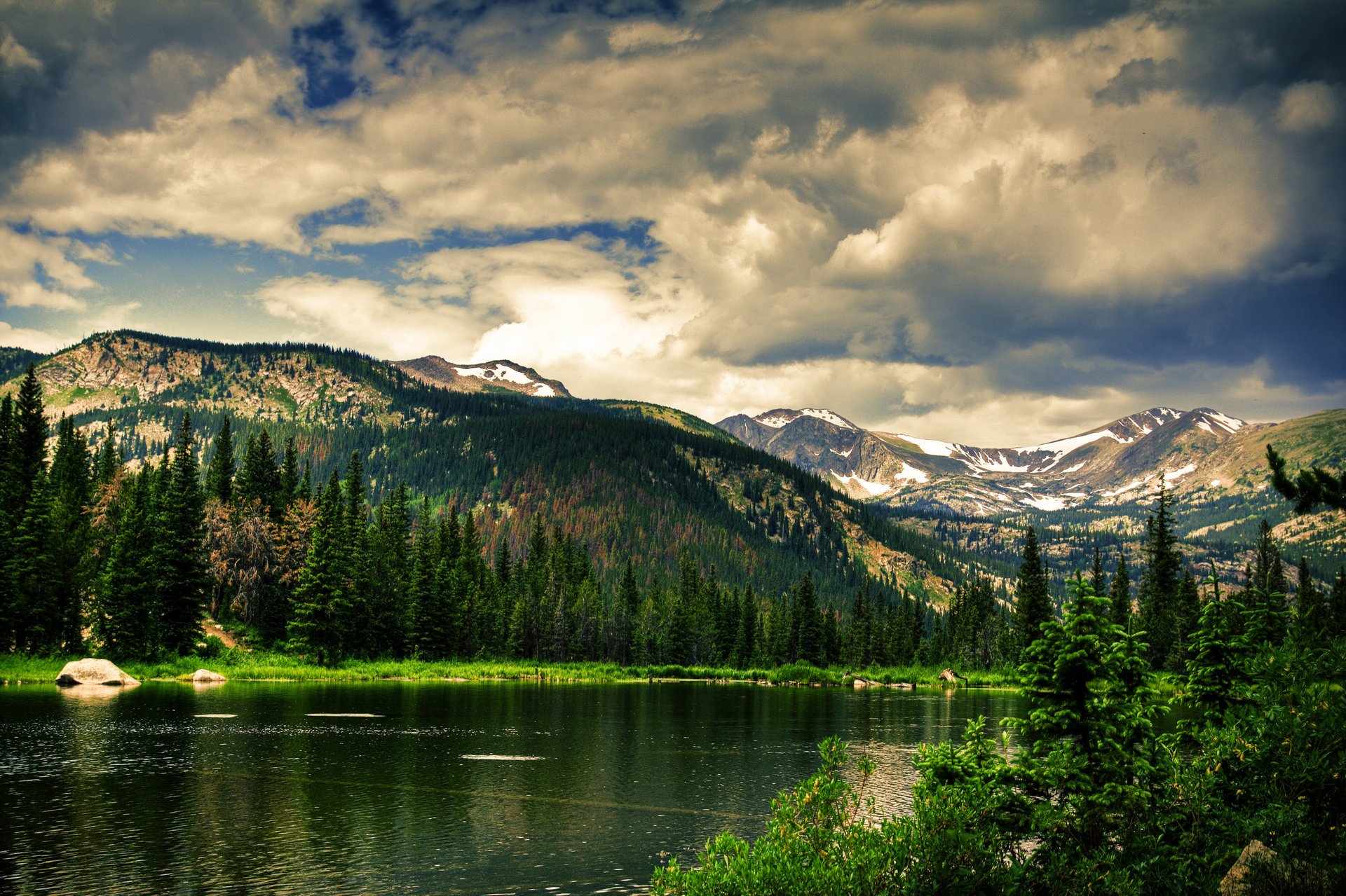 paysage lac montagnes ciel nuages arbres