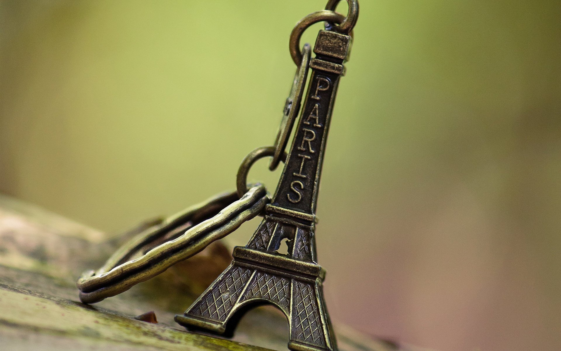 macro keychain paris souvenir eiffel tower pari