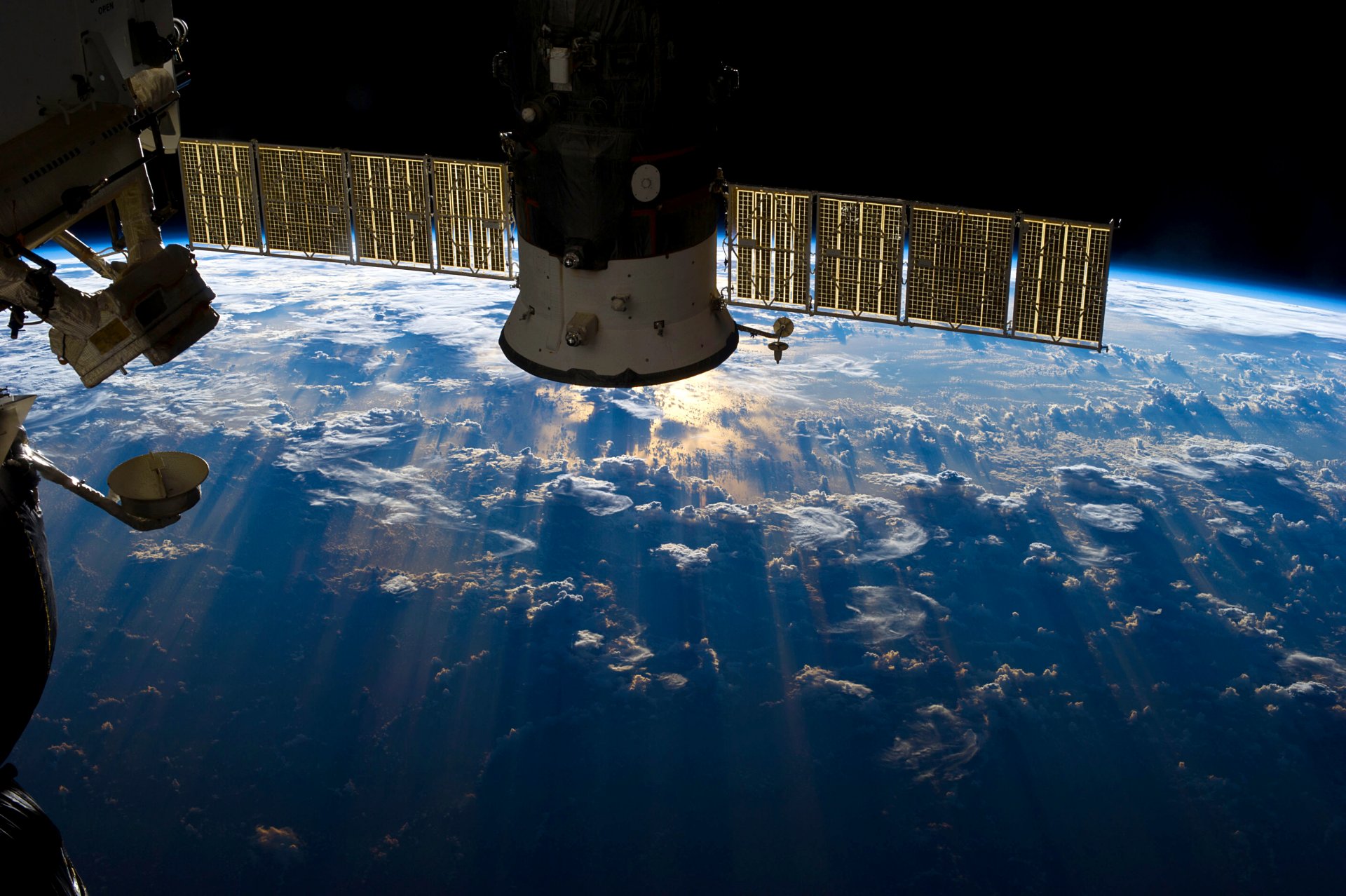 przestrzeń przestrzeń iss moduł orbita blask ziemia planeta chmury ocean