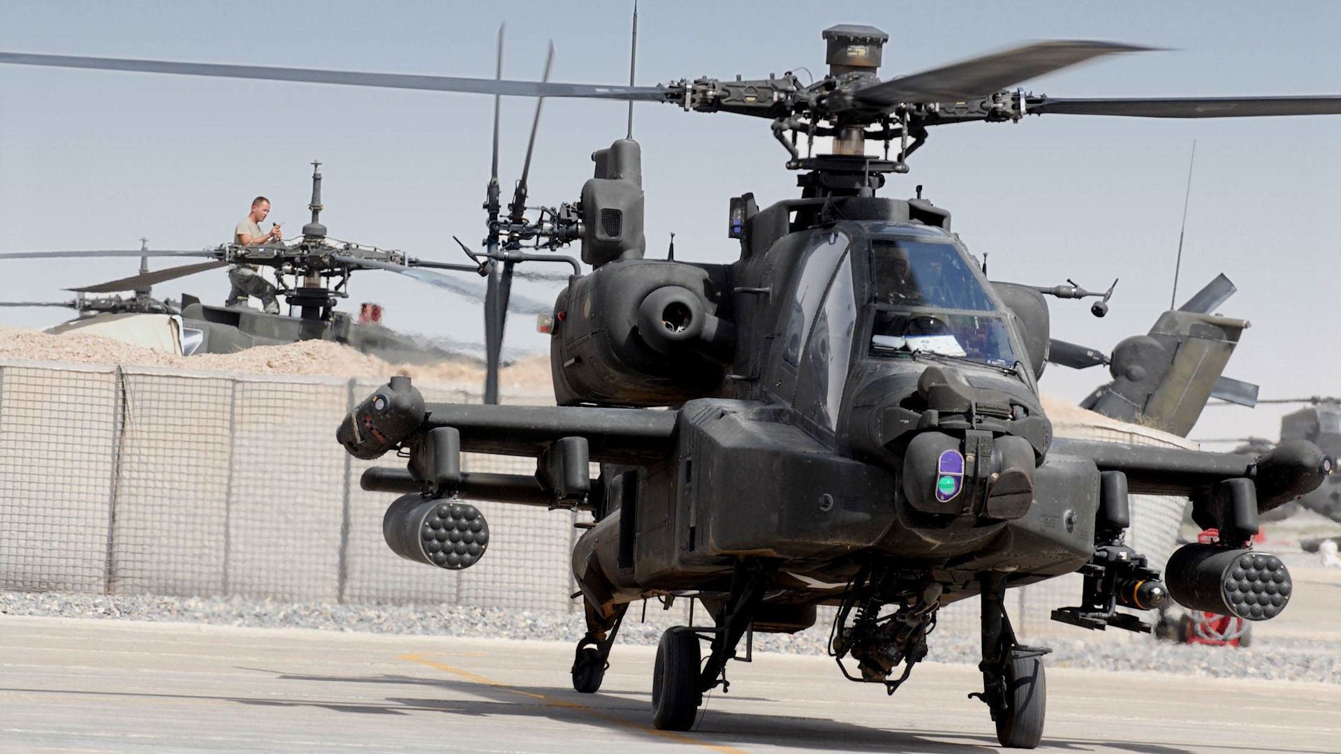 боевой вертолет mcdonnell douglas ah-64 apache стоянка ракеты