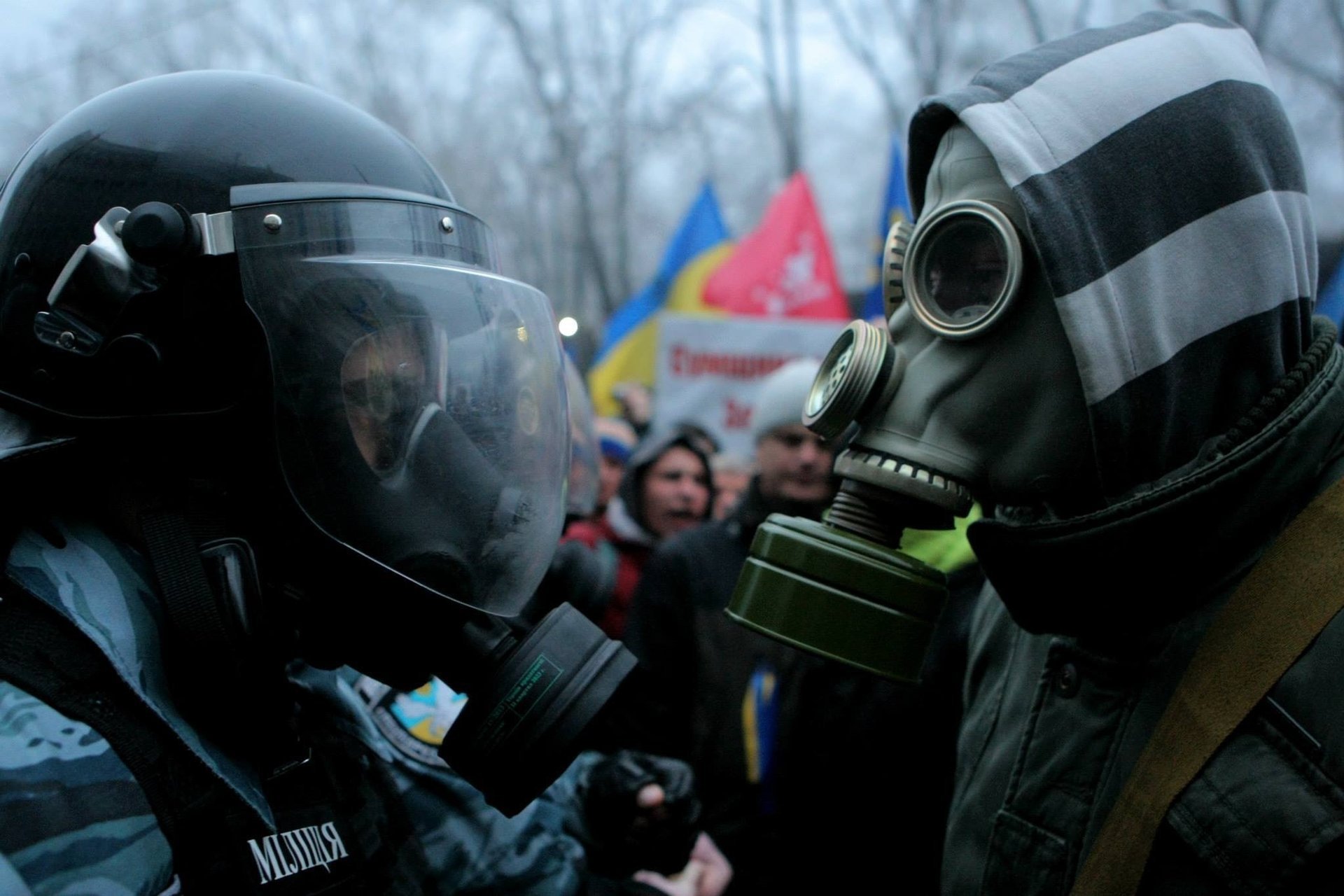 acab polizia uomo maschera antigas