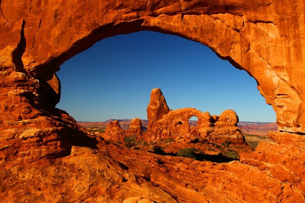 Vista desde el arco en las montañas