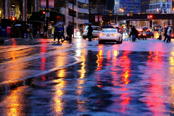 Resplandor en los charcos de la ciudad de la noche