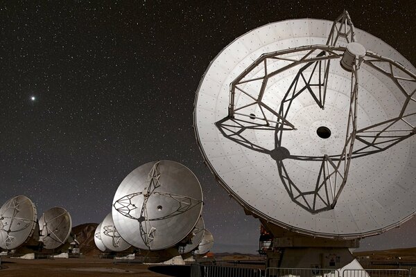 Télescopes sur fond de ciel étoilé