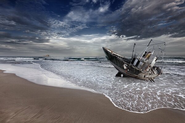 Navire abandonné en mer