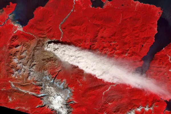 Humo de una erupción volcánica, vista desde arriba