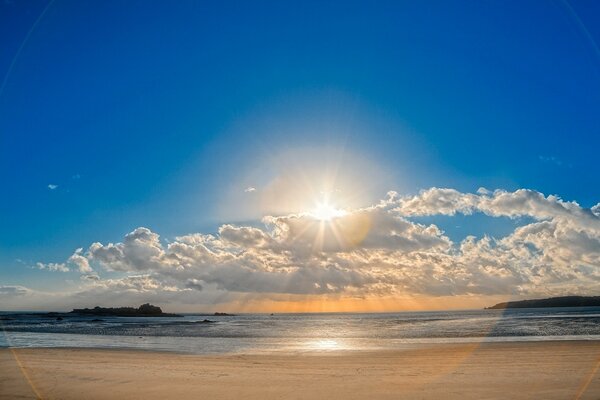 Spiaggia vicino al mare e cielo blu