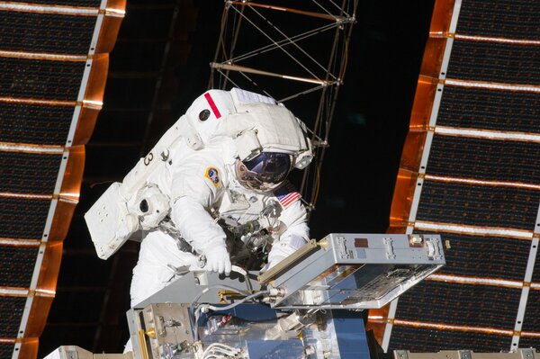 Cosmonaute en combinaison spatiale sur la station spatiale