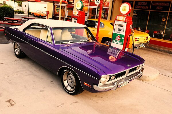 Dodge púrpura en la estación de Servicio