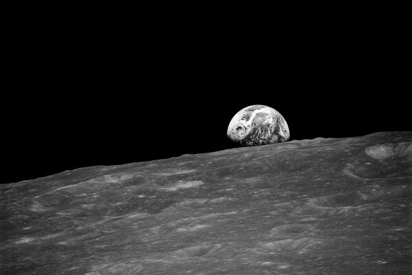 Imagen de la Luna y el planeta tierra en el espacio