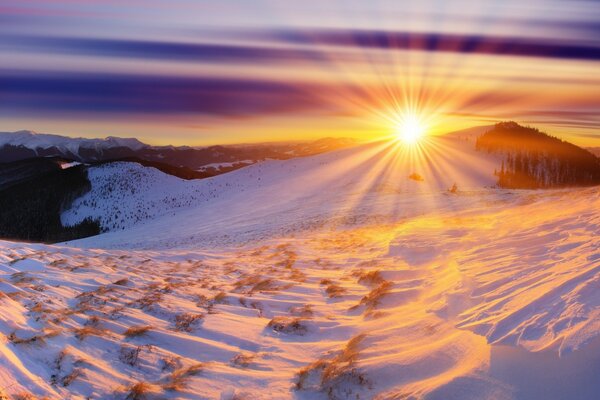 Coucher de soleil dans les montagnes d hiver