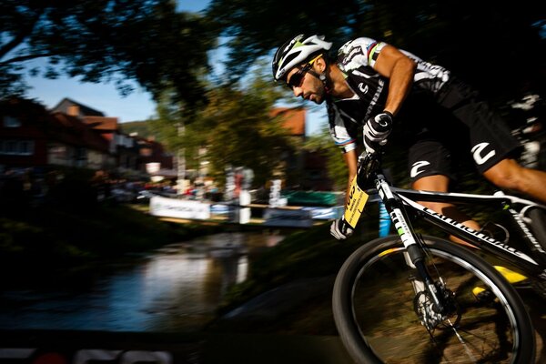 Radsportler überfährt Fluss über Brücke