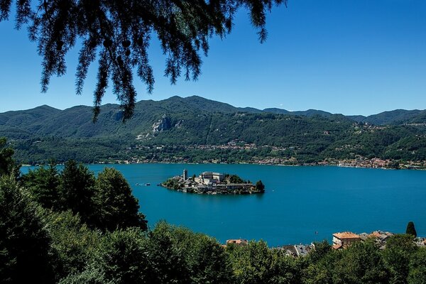 Paisaje con una isla en medio de un lago y un bosque