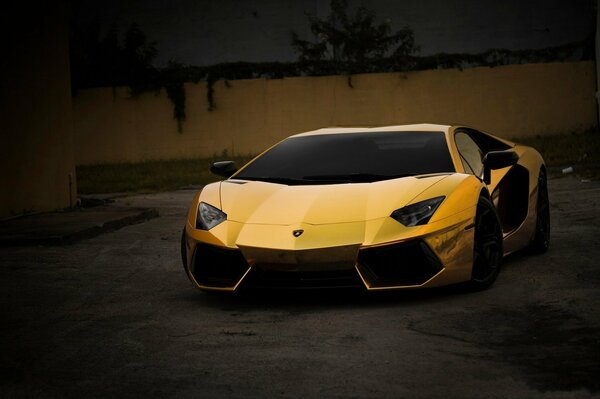 Goldener Lamborghini fährt die Straße hinunter