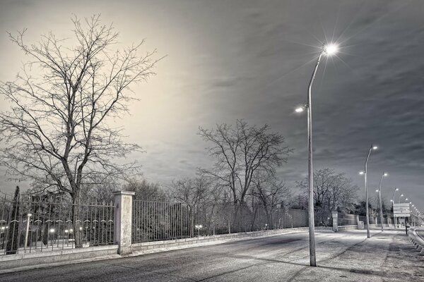 Lumières brûlantes dans la longue rue