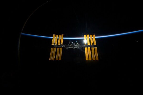 Estación espacial en órbita fondo negro