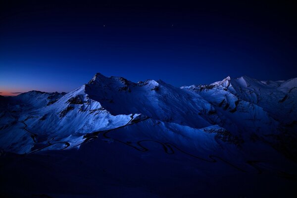 Paisaje nocturno de montañas en tonos azules