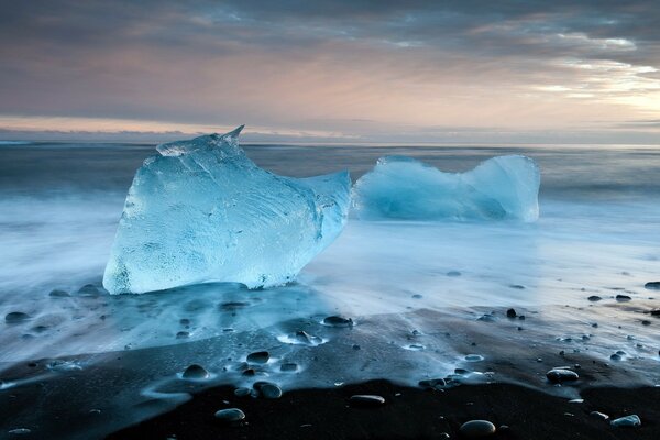 Eisblöcke am Meer am Abend