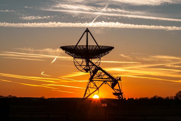 A large dish from the antenna for receiving rays