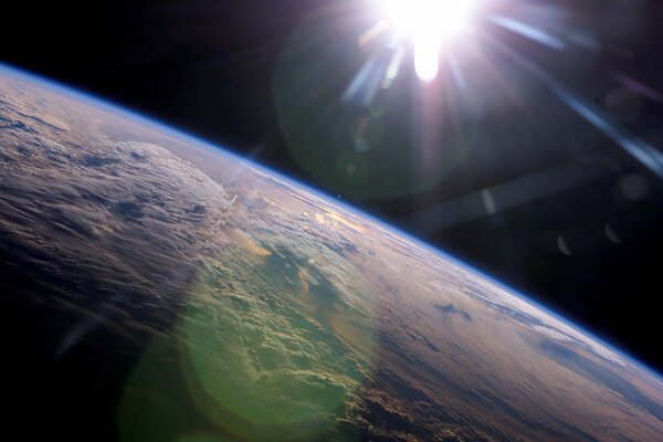 El sol ilumina la tierra vista desde el espacio