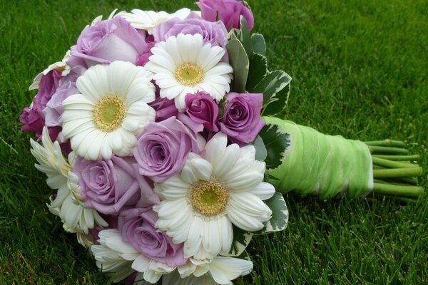 Brautstrauß mit Gänseblümchen und Rosen