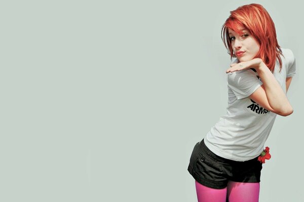 Rothaarige hayley williams in shorts und rosa strumpfhosen