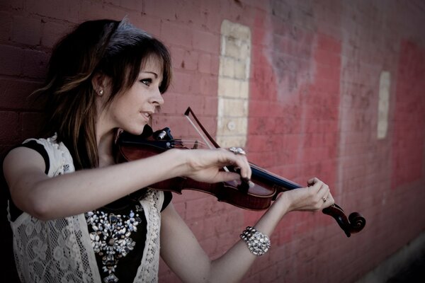 Lindsey stirling auf Backsteinmauer Hintergrund