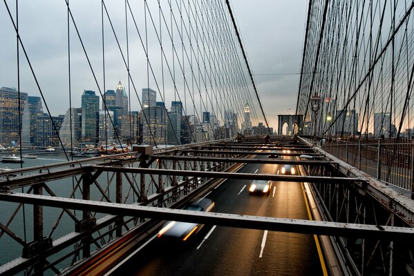 Passaggio attraverso il ponte. New York