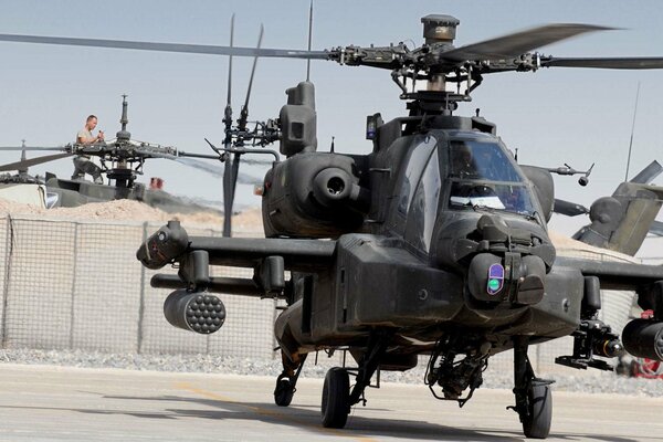 Helicóptero de combate ah - 64 en el estacionamiento militar